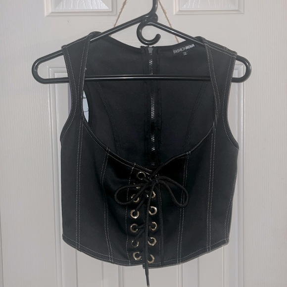 Women’s Small. Black back zipper corset Top.In description there’s 2 style ideas - Picture 1 of 8
